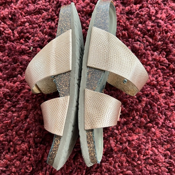 Madden Girl Rose Gold Arizona style 2 strap sandals 91/2” anklet included. - Picture 2 of 6